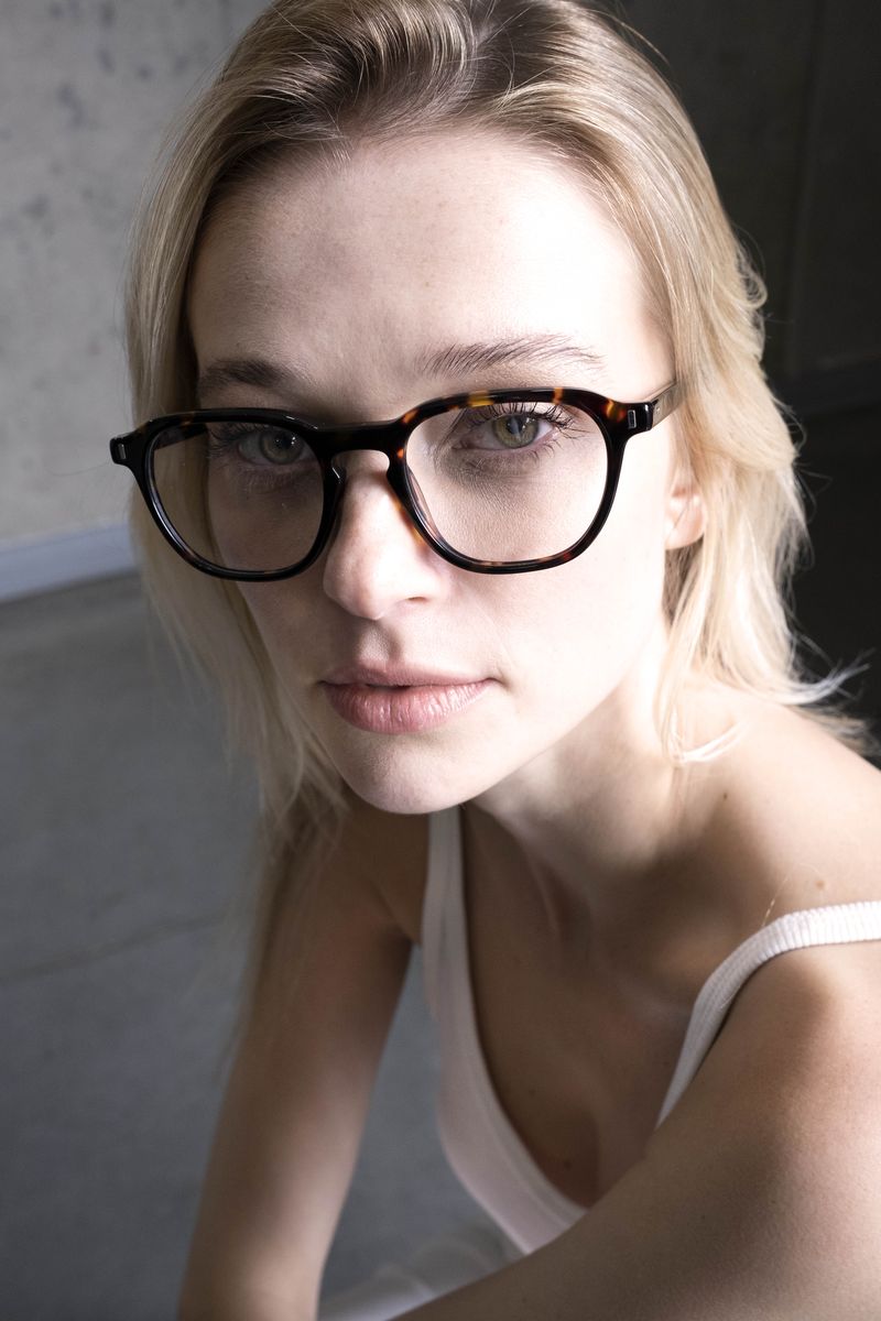 Detalle de lentes y pantalla de computadora