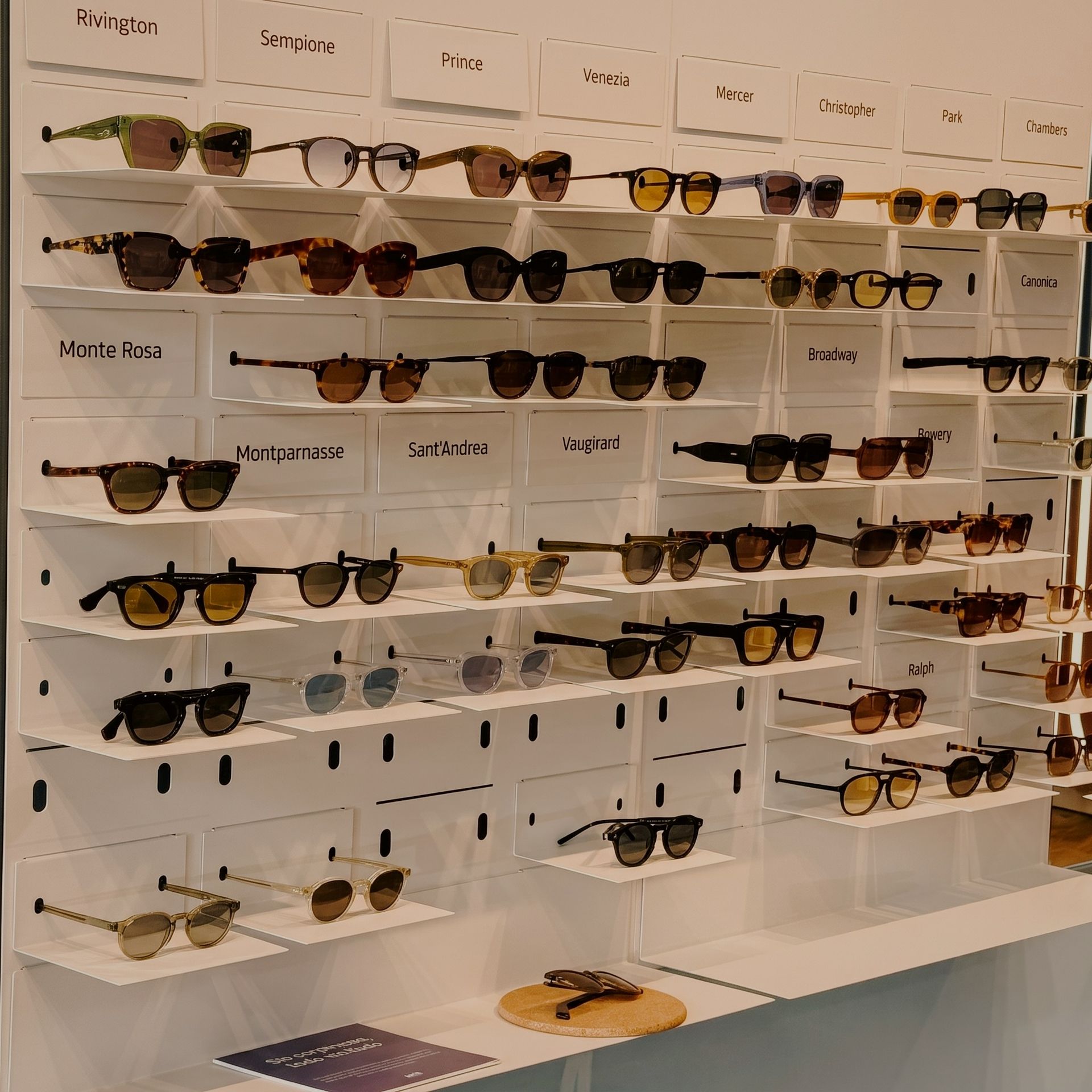 Exhibición de lentes de sol OKIO